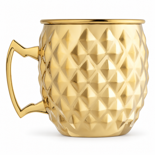 Taza Moscow Mule dorada Thyme & Table con relieve geométrico sobre fondo blanco