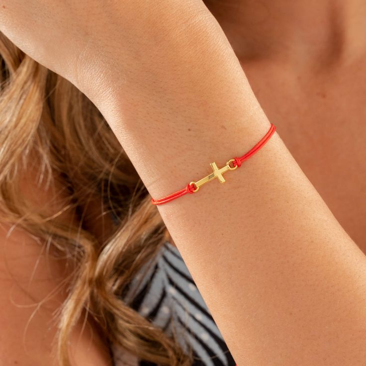 Pulsera Hilo Rojo Cruz Dorada