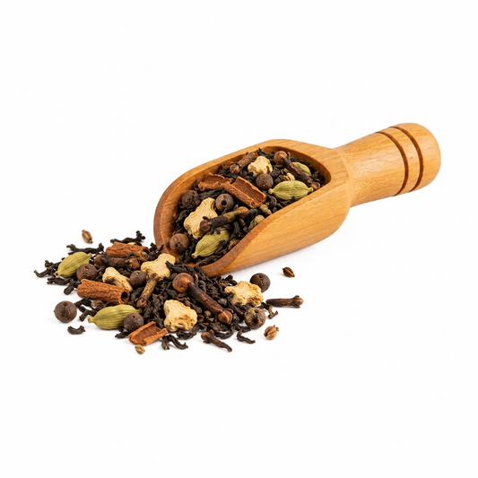 Té chai entero en cucharita de madera