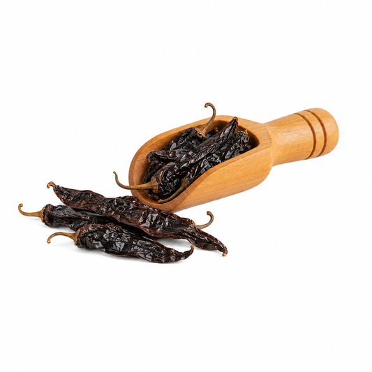 Chile Pasilla Negro entero en cucharita de madera
