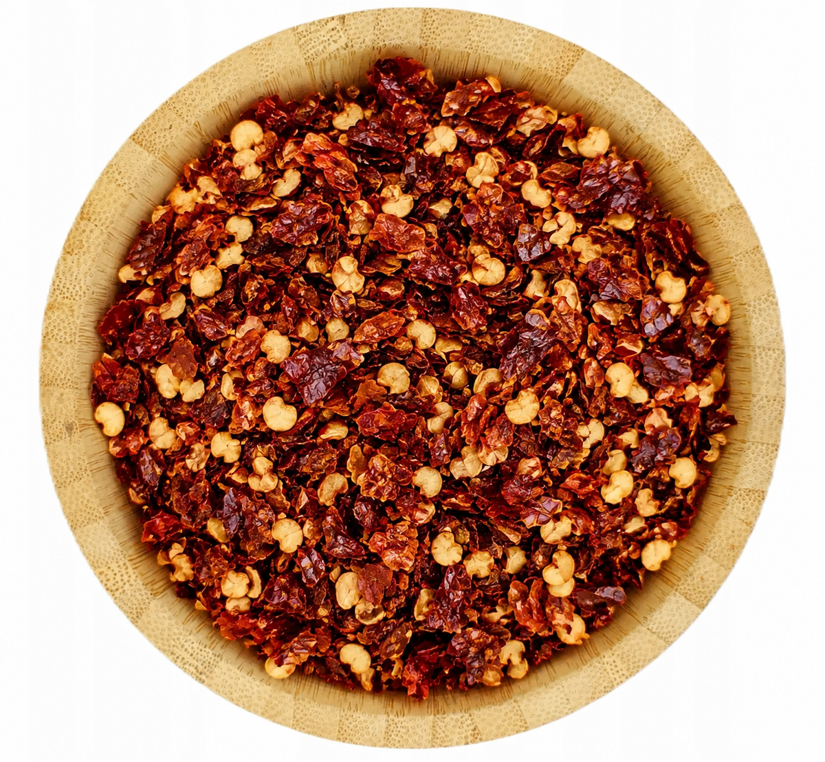 Chile picante en escamas en tazón de bambú