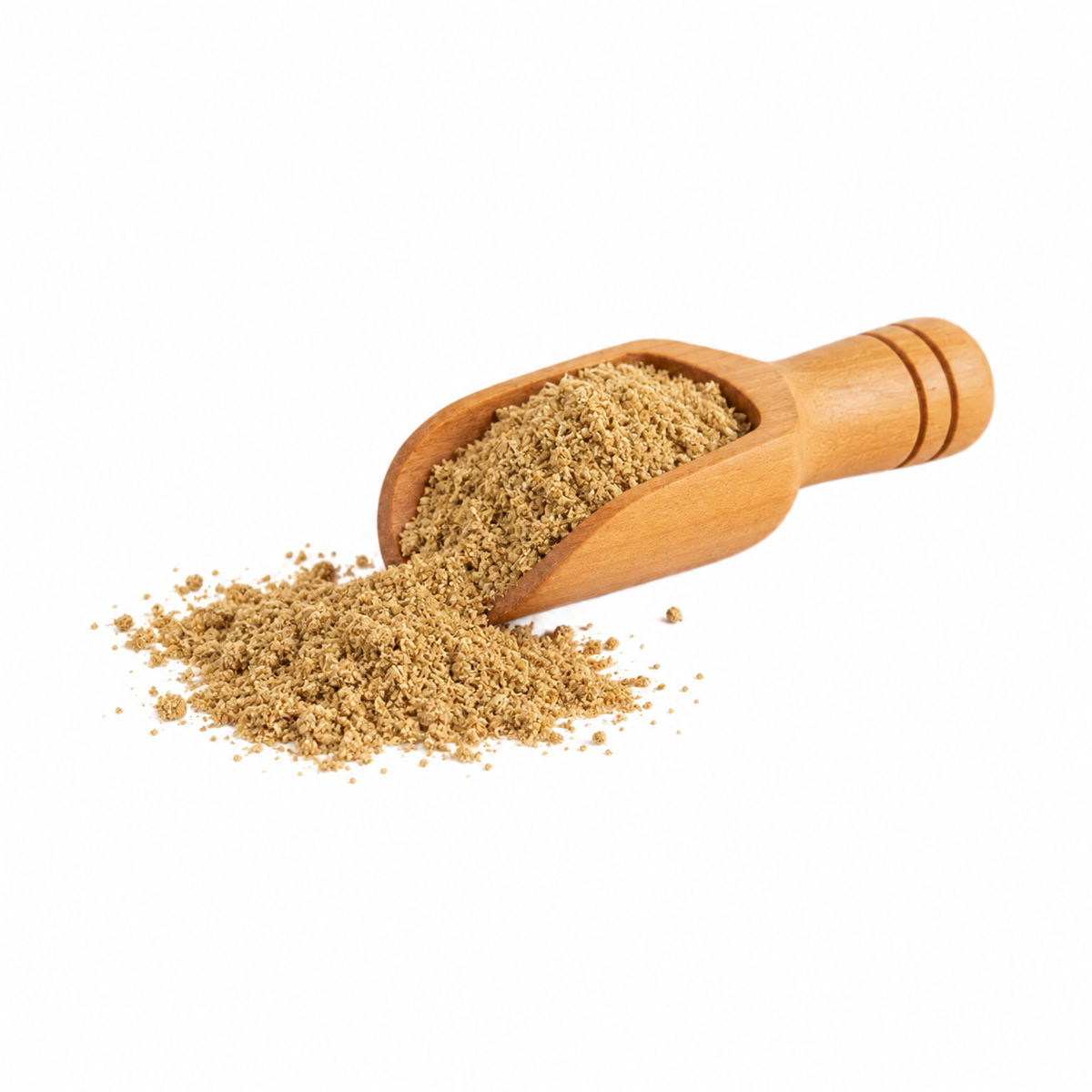 Culantro molido en cucharita de madera