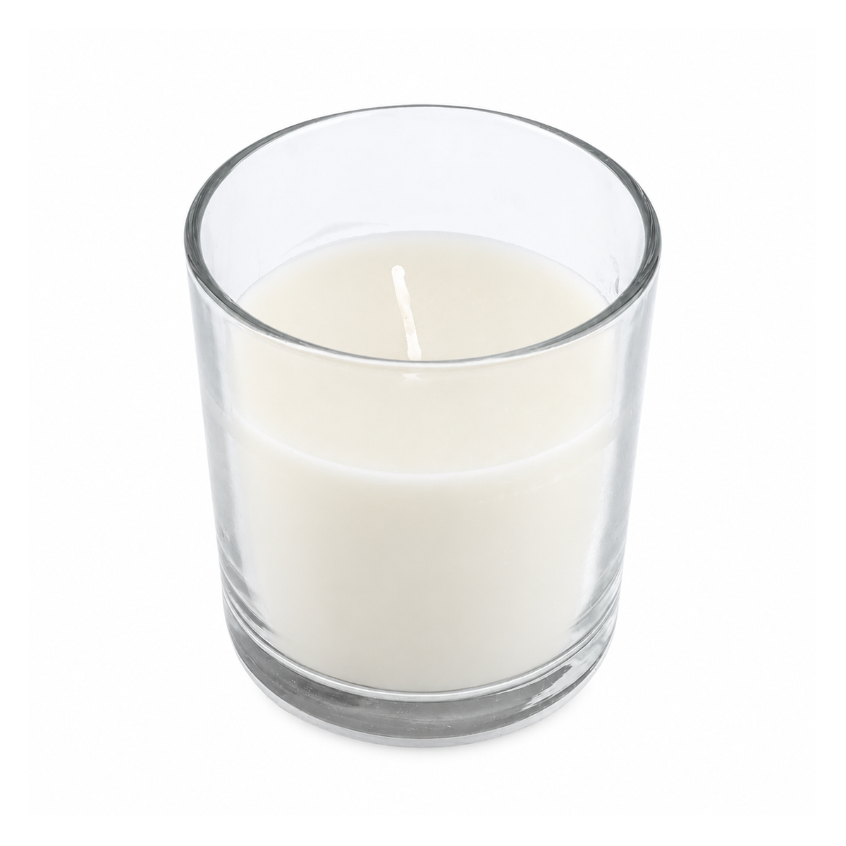 Una candelita de cera blanca en vaso transparente, sobre fondo blanco.