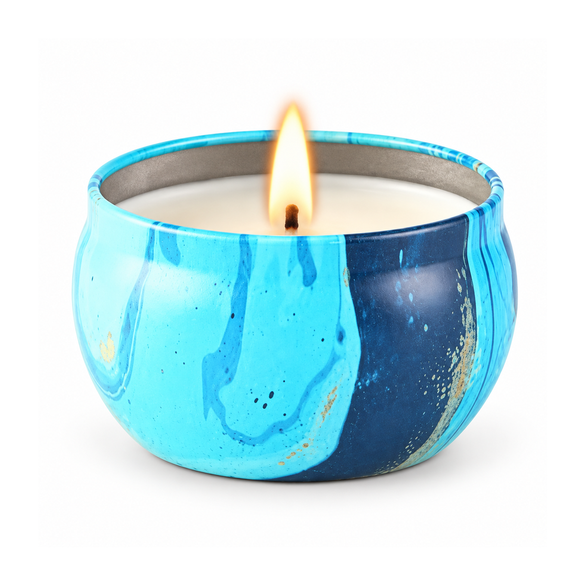 Una candelita de cera de soya en lata decorada turquesa; diseños y aromas según disponibilidad.