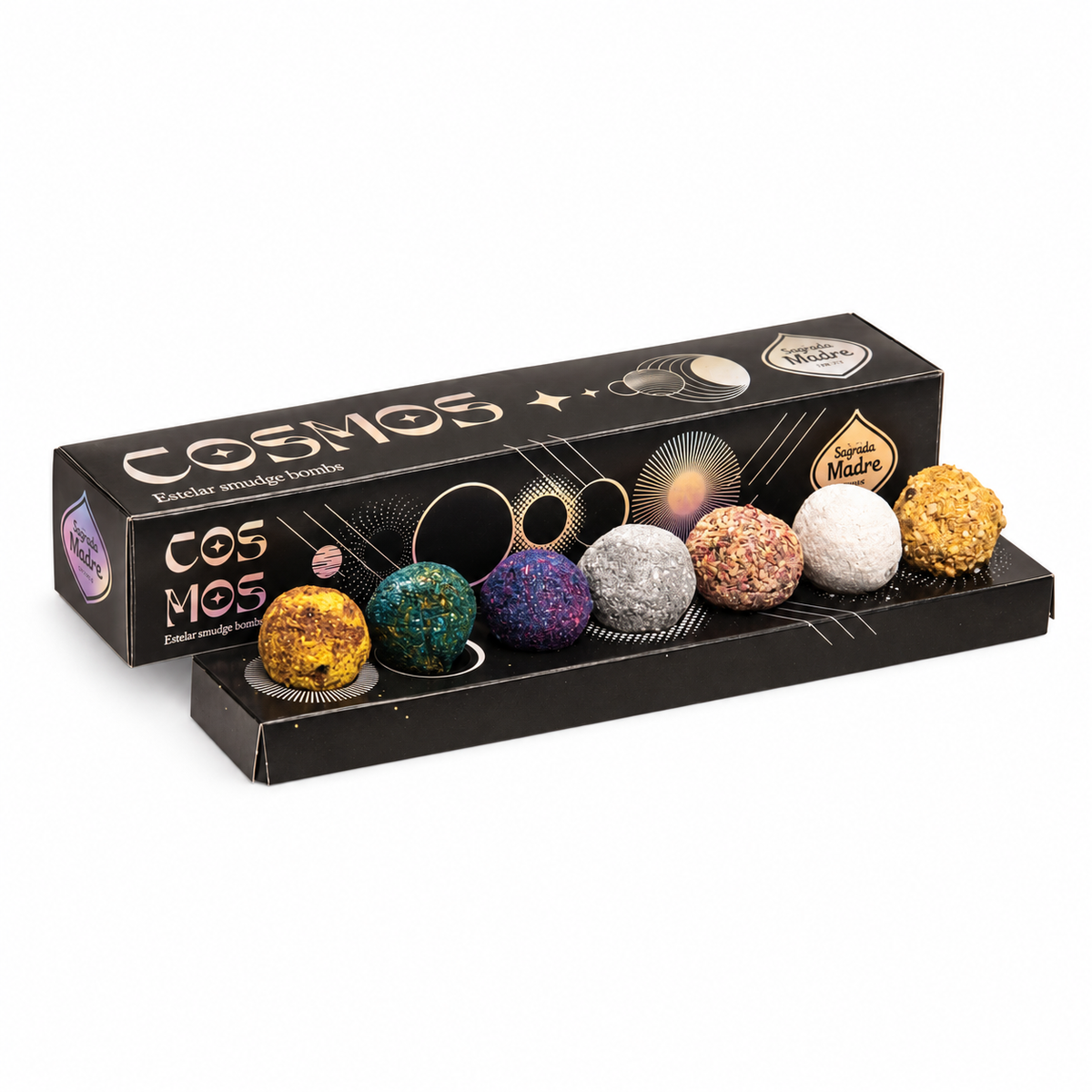 Sagrada Madre Cosmos: caja y siete bombitas aromáticas sobre fondo blanco