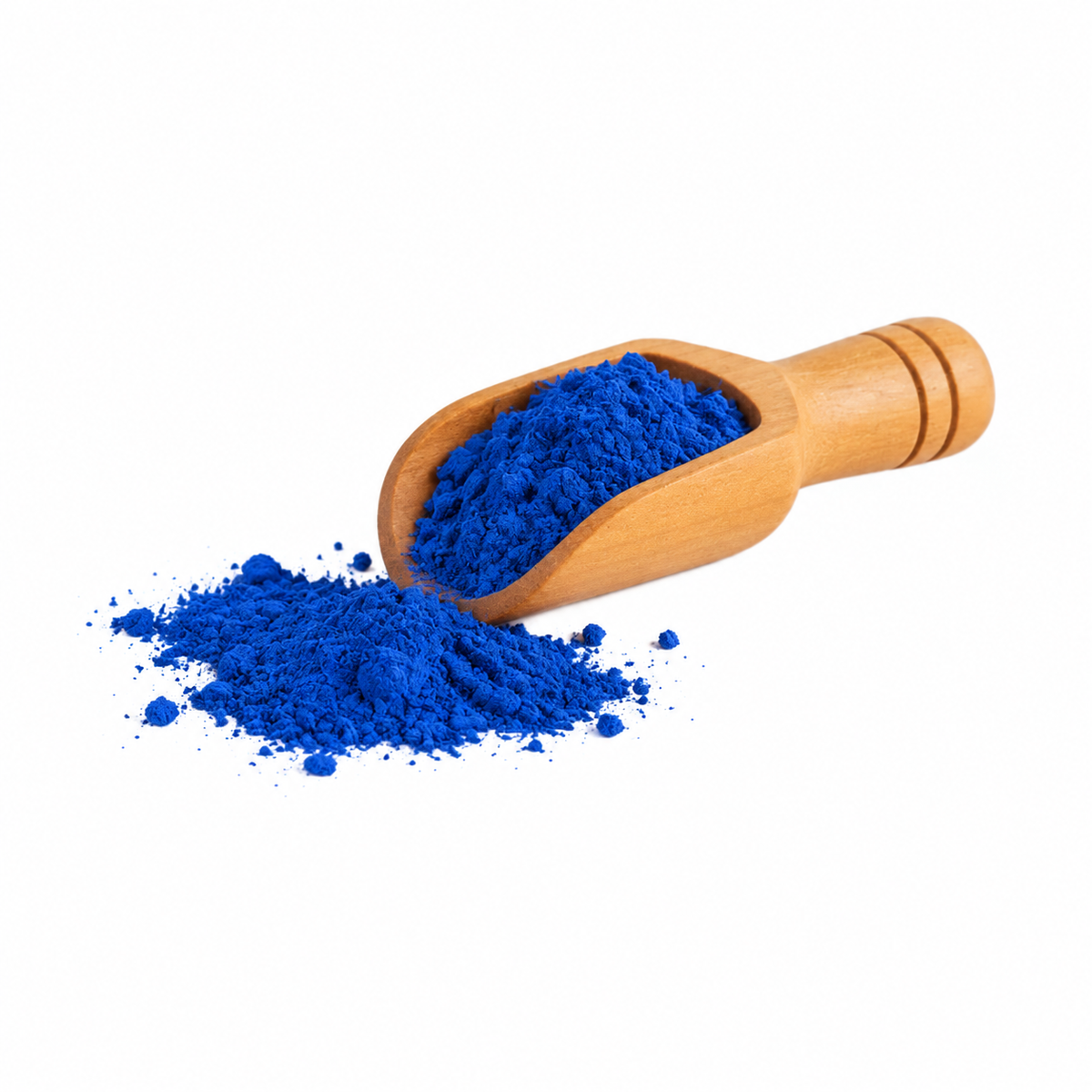 Espirulina azul en polvo en cucharita de madera