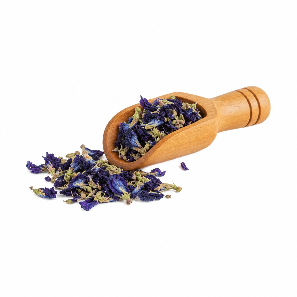Flor de malva azul en cucharita de madera