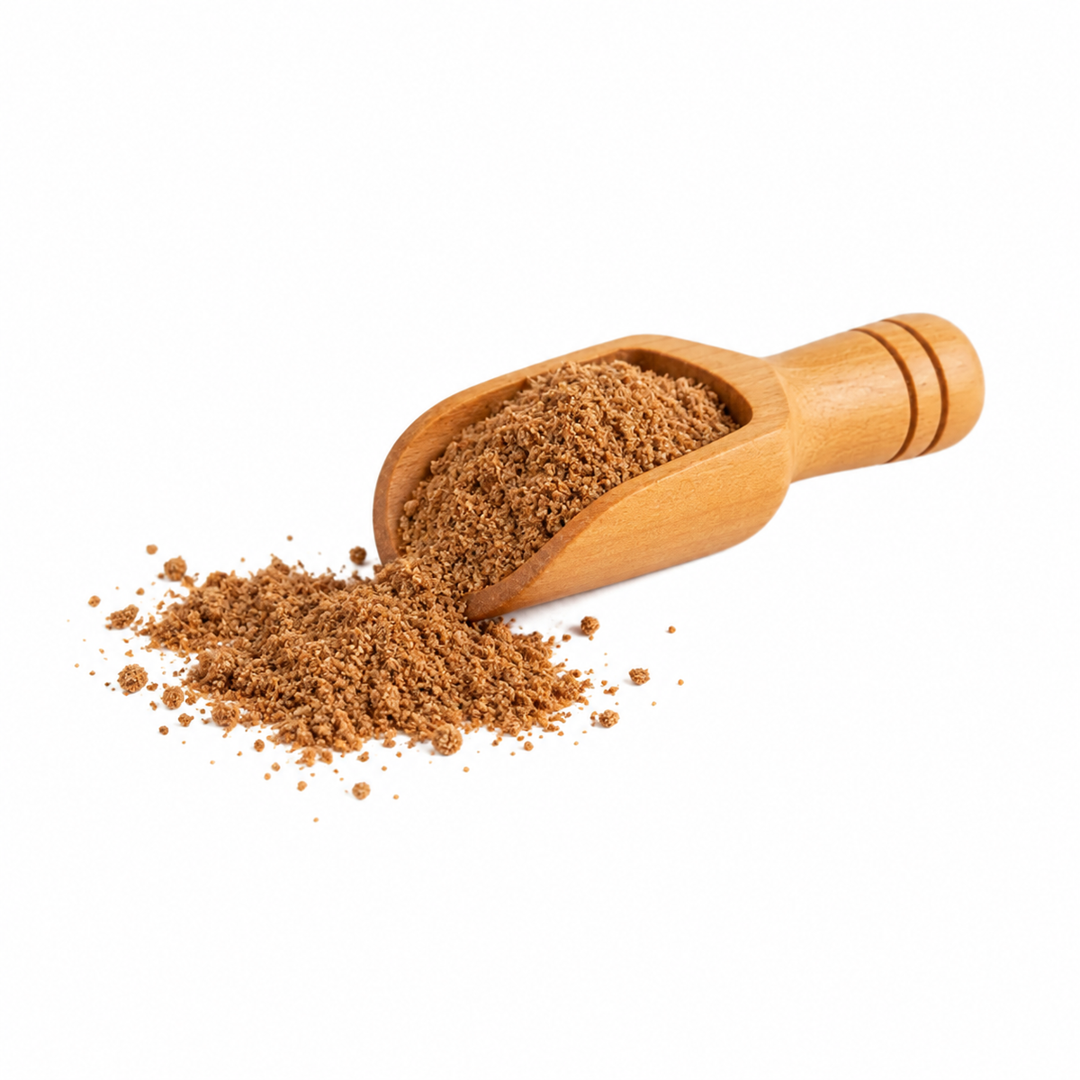 Nuez moscada en polvo en cucharita de madera