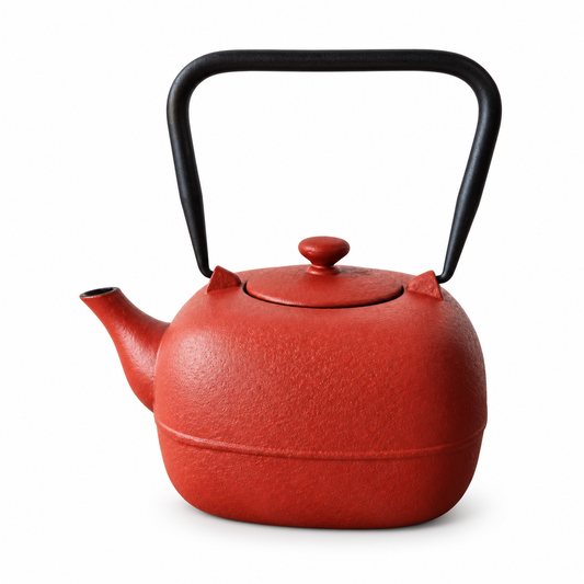 Tetera japonesa roja de 900 ml con asa superior negra.